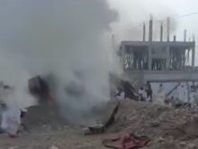 ڈیرہ اسماعیل خان میں امن میلہ چیک پوسٹ ایک بار پھر دہشت گردی کا نشانہ بن گئی، زور دار دھماکے نے 11 جانیں لے لیں۔خیبرپختونخوا کے ضلع ڈیرہ اسماعیل خان کے علاقے درازندہ میں امن میلے کے قریب قائم چیک پوسٹ پر خودکش دھماکے کے نتیجے میں 11 افراد جاں بحق اورمتعدد زخمی ہوگئے۔ دھماکے کے بعد سیکیورٹی فورسز نے علاقے کو گھیرے میں لے کر سرچ اور کلیئرنس کارروائی شروع کردی۔ابتدائی اطلاعات کے مطابق حملہ آور نے چیک پوسٹ کے قریب بارود سے لدی گاڑی کے ذریعے دھماکا کیا، جس سے علاقے میں شدید تباہی ہوئی۔ ریسکیو حکام کے مطابق دھماکے کے بعد 11 جاں بحق افراد کی لاشیں اورمتعدد زخمیوں کو جائے وقوعہ سے منتقل کیا گیا۔زخمیوں میں بعض افراد کی حالت تشویشناک بتائی جارہی ہے، جس کے باعث ہلاکتوں میں اضافے کا خدشہ ظاہر کیا گیا ہے۔ پولیس اور کسٹمز اہلکاروں سمیت متعدد افراد زخمی ہوئے ہیں۔دھماکے کے فوراً بعد سیکیورٹی اہلکاروں اور حملہ آوروں کے درمیان شدید فائرنگ بھی ہوئی، جبکہ قانون نافذ کرنے والے اداروں کی بھاری نفری موقع پر پہنچ گئی۔ علاقے کو گھیرے میں لے کر سرچ اور کلیئرنس آپریشن شروع کردیا گیا ہے۔ریسکیو 1122 کے مطابق اطلاع ملتے ہی درازندہ اسٹیشن کی ٹیم جائے وقوعہ پر پہنچی اور امدادی کارروائیاں شروع کیں، جبکہ ڈسٹرکٹ ایمرجنسی آفیسر کی ہدایت پر ڈیرہ اسماعیل خان سے مزید چار ایمبولینسز اور امدادی عملہ بھی روانہ کیا گیا۔ریسکیو ٹیموں نے زخمیوں کو ابتدائی طبی امداد فراہم کرنے کے بعد اسپتال منتقل کیا۔ واقعے کے بعد علاقے میں سیکیورٹی مزید سخت کردی گئی ہے اور دھماکے کی نوعیت سمیت حملے میں استعمال ہونے والے مواد سے متعلق تحقیقات جاری ہیں۔درازندہ چیک پوسٹ پر حملے کے واقعے کی رپورٹ خیبرپختونخوا کے گورنر نے اعلیٰ حکام سے طلب کرلی ہے۔ گورنر نے واقعے کی مذمت کرتے ہوئے زخمیوں کو ہر ممکن طبی امداد فراہم کرنے کی ہدایت کی ہے۔درازندہ میں ہونے والے دھماکے کے بعد سیکیورٹی اداروں نے علاقے میں سرچ آپریشن مزید وسیع کردیا ہے، جبکہ حملے سے متعلق مزید تحقیقات جاری ہیں۔