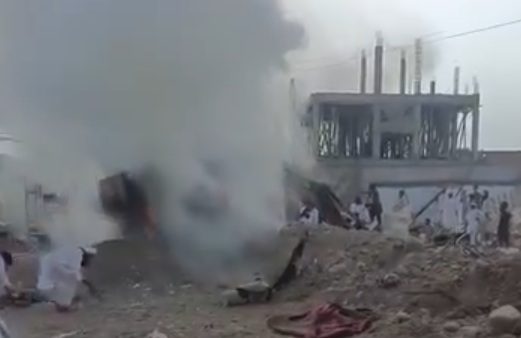 ڈیرہ اسماعیل خان میں امن میلہ چیک پوسٹ ایک بار پھر دہشت گردی کا نشانہ بن گئی، زور دار دھماکے نے 11 جانیں لے لیں۔خیبرپختونخوا کے ضلع ڈیرہ اسماعیل خان کے علاقے درازندہ میں امن میلے کے قریب قائم چیک پوسٹ پر خودکش دھماکے کے نتیجے میں 11 افراد جاں بحق اورمتعدد زخمی ہوگئے۔ دھماکے کے بعد سیکیورٹی فورسز نے علاقے کو گھیرے میں لے کر سرچ اور کلیئرنس کارروائی شروع کردی۔ابتدائی اطلاعات کے مطابق حملہ آور نے چیک پوسٹ کے قریب بارود سے لدی گاڑی کے ذریعے دھماکا کیا، جس سے علاقے میں شدید تباہی ہوئی۔ ریسکیو حکام کے مطابق دھماکے کے بعد 11 جاں بحق افراد کی لاشیں اورمتعدد زخمیوں کو جائے وقوعہ سے منتقل کیا گیا۔زخمیوں میں بعض افراد کی حالت تشویشناک بتائی جارہی ہے، جس کے باعث ہلاکتوں میں اضافے کا خدشہ ظاہر کیا گیا ہے۔ پولیس اور کسٹمز اہلکاروں سمیت متعدد افراد زخمی ہوئے ہیں۔دھماکے کے فوراً بعد سیکیورٹی اہلکاروں اور حملہ آوروں کے درمیان شدید فائرنگ بھی ہوئی، جبکہ قانون نافذ کرنے والے اداروں کی بھاری نفری موقع پر پہنچ گئی۔ علاقے کو گھیرے میں لے کر سرچ اور کلیئرنس آپریشن شروع کردیا گیا ہے۔ریسکیو 1122 کے مطابق اطلاع ملتے ہی درازندہ اسٹیشن کی ٹیم جائے وقوعہ پر پہنچی اور امدادی کارروائیاں شروع کیں، جبکہ ڈسٹرکٹ ایمرجنسی آفیسر کی ہدایت پر ڈیرہ اسماعیل خان سے مزید چار ایمبولینسز اور امدادی عملہ بھی روانہ کیا گیا۔ریسکیو ٹیموں نے زخمیوں کو ابتدائی طبی امداد فراہم کرنے کے بعد اسپتال منتقل کیا۔ واقعے کے بعد علاقے میں سیکیورٹی مزید سخت کردی گئی ہے اور دھماکے کی نوعیت سمیت حملے میں استعمال ہونے والے مواد سے متعلق تحقیقات جاری ہیں۔درازندہ چیک پوسٹ پر حملے کے واقعے کی رپورٹ خیبرپختونخوا کے گورنر نے اعلیٰ حکام سے طلب کرلی ہے۔ گورنر نے واقعے کی مذمت کرتے ہوئے زخمیوں کو ہر ممکن طبی امداد فراہم کرنے کی ہدایت کی ہے۔درازندہ میں ہونے والے دھماکے کے بعد سیکیورٹی اداروں نے علاقے میں سرچ آپریشن مزید وسیع کردیا ہے، جبکہ حملے سے متعلق مزید تحقیقات جاری ہیں۔