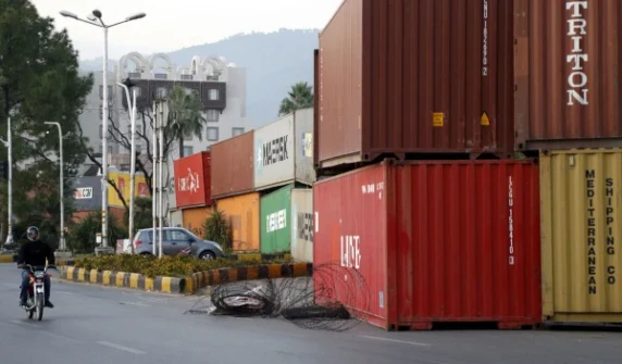 گڈز ٹرانسپورٹرز کا حکومت سے گاڑیوں اور کنٹینرز کا معاوضہ دینے کا مطالبہ